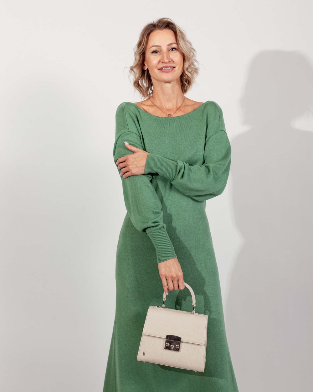 Dress knitted with a deep neckline made of polyviscose