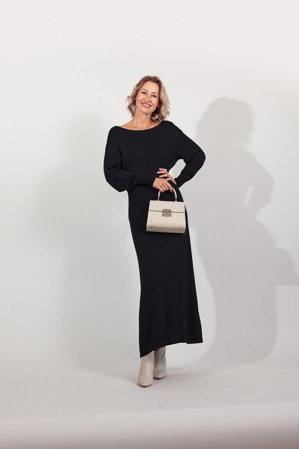 Dress knitted with a deep neckline made of polyviscose