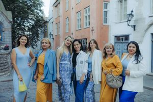 Стритстайл показ Тани Момот в Таллинне - летняя коллекция (сине-желтый выход) фото
