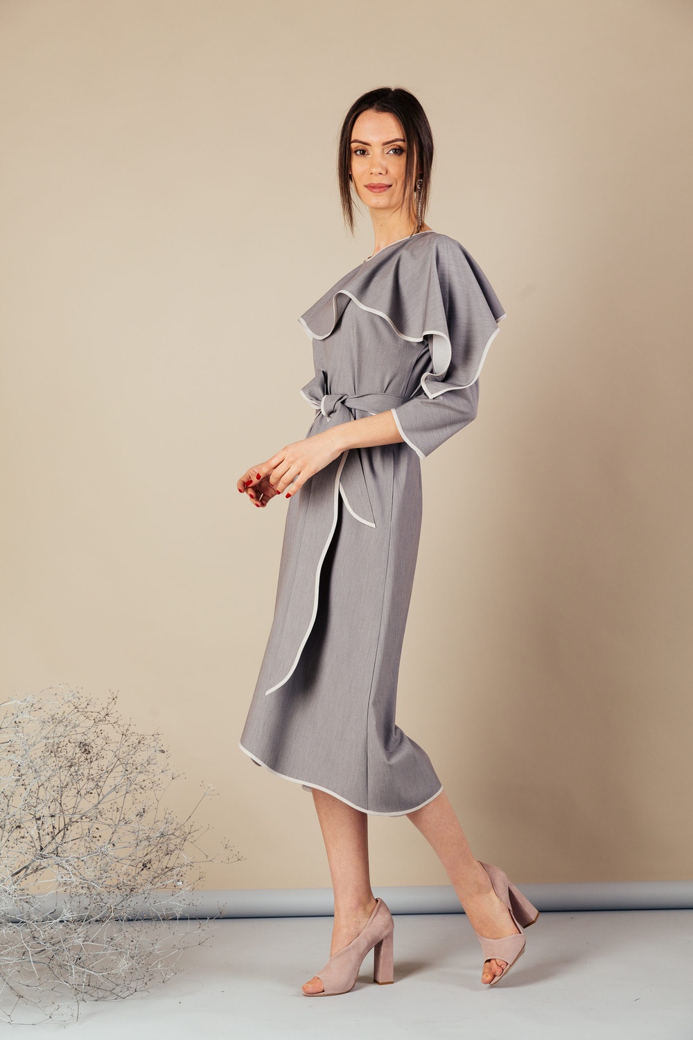 *Grey dress "Pelerina" with white piping+