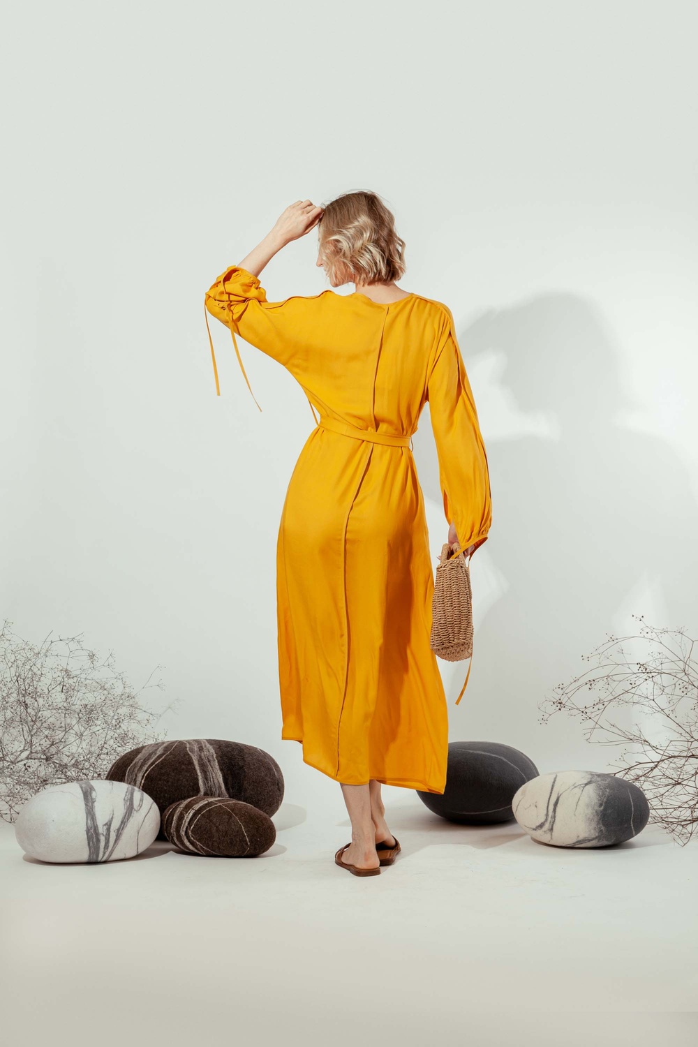 Платье из итальянской вискозы с кантом и V-образной горловиной цвет манго