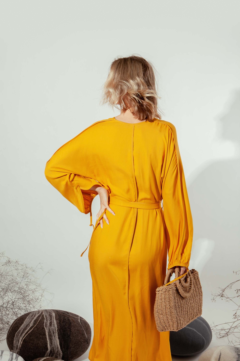 Сукня з італійської віскози з кантом та V-подібною горловиною колір манго 022_mango фото