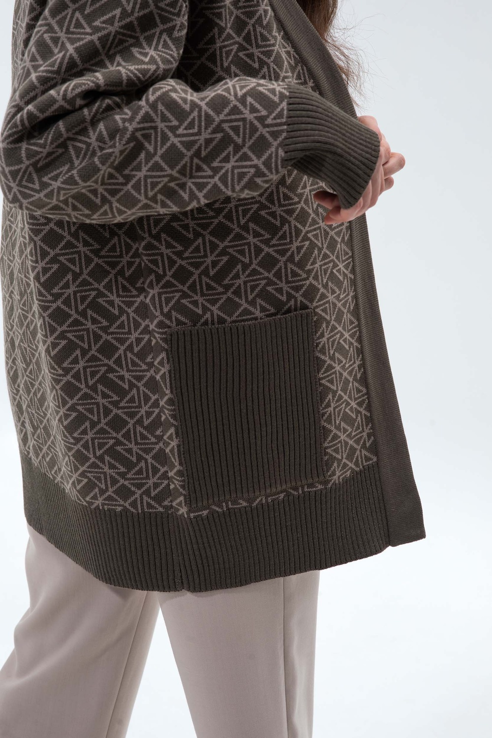 MEDIUM cardigan knitted from merino wool taupe logo