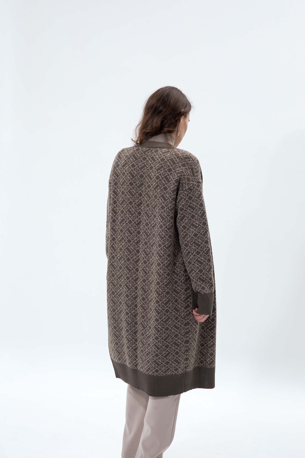 Long cardigan knitted from merino wool taupe logo